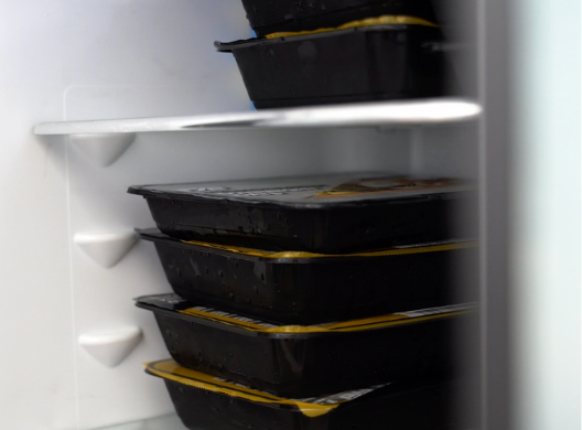 Schritt 2 — Wir kochen und liefern alles tiefgekühlt am Wunschtag zu dir nach Hause.