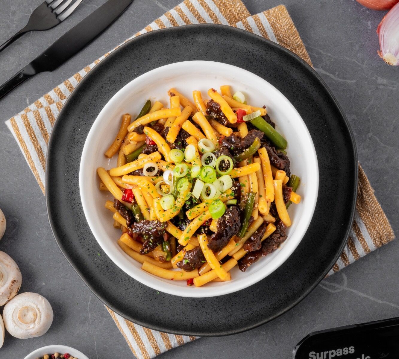 Makkaroni - Teriyaki Rindfleischstreifen - Wok Gemüse