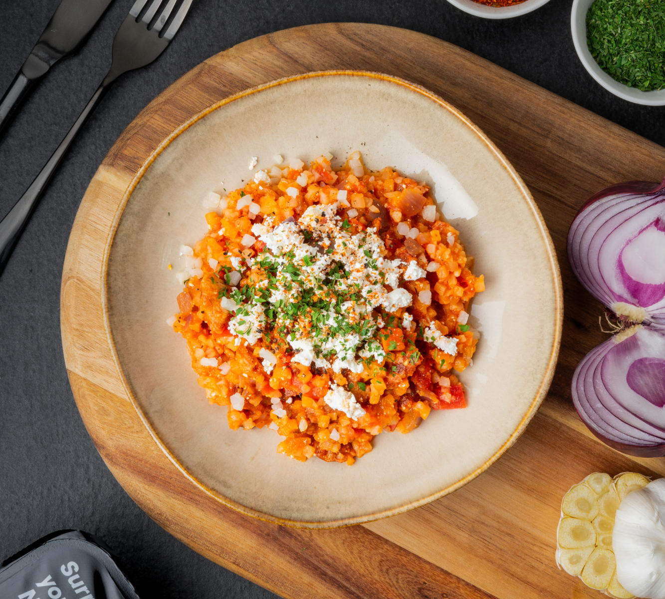 Blumenkohl Tomatenreis - Hähnchen Greek Style (rote Zwiebel & Feta) [LOWCARB]